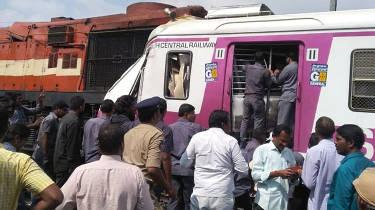 2 ரயில்கள் நேருக்கு நேர் மோதல்... ஒருவர் பலி... 30 பேர் படுகாயம்..!