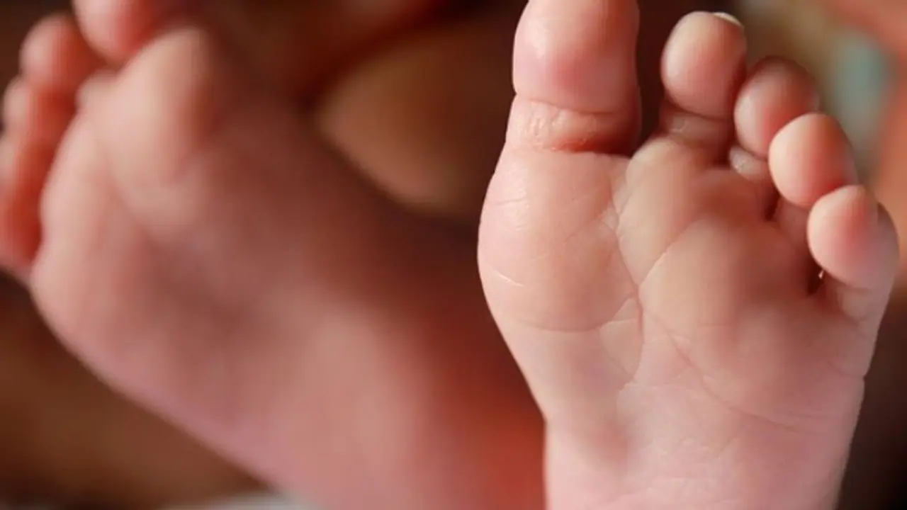 ബിസ്കറ്റ് നിർമ്മാണ യന്ത്രത്തിൽ കുടുങ്ങി മൂന്ന് വയസുകാരൻ മരിച്ചു ബിസ്കറ്റ് നിർമ്മാണ യന്ത്രത്തിൽ കുടുങ്ങി മൂന്ന് വയസുകാരൻ മരിച്ചു