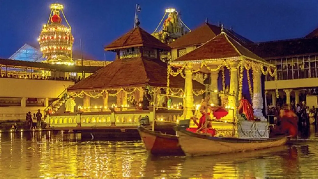 ಉಡುಪಿ: ಕೃಷ್ಣನಿಗೆ ವೈಭವದ ಲಕ್ಷ ದೀಪೋತ್ಸವ ಉಡುಪಿ: ಕೃಷ್ಣನಿಗೆ ವೈಭವದ ಲಕ್ಷ ದೀಪೋತ್ಸವ