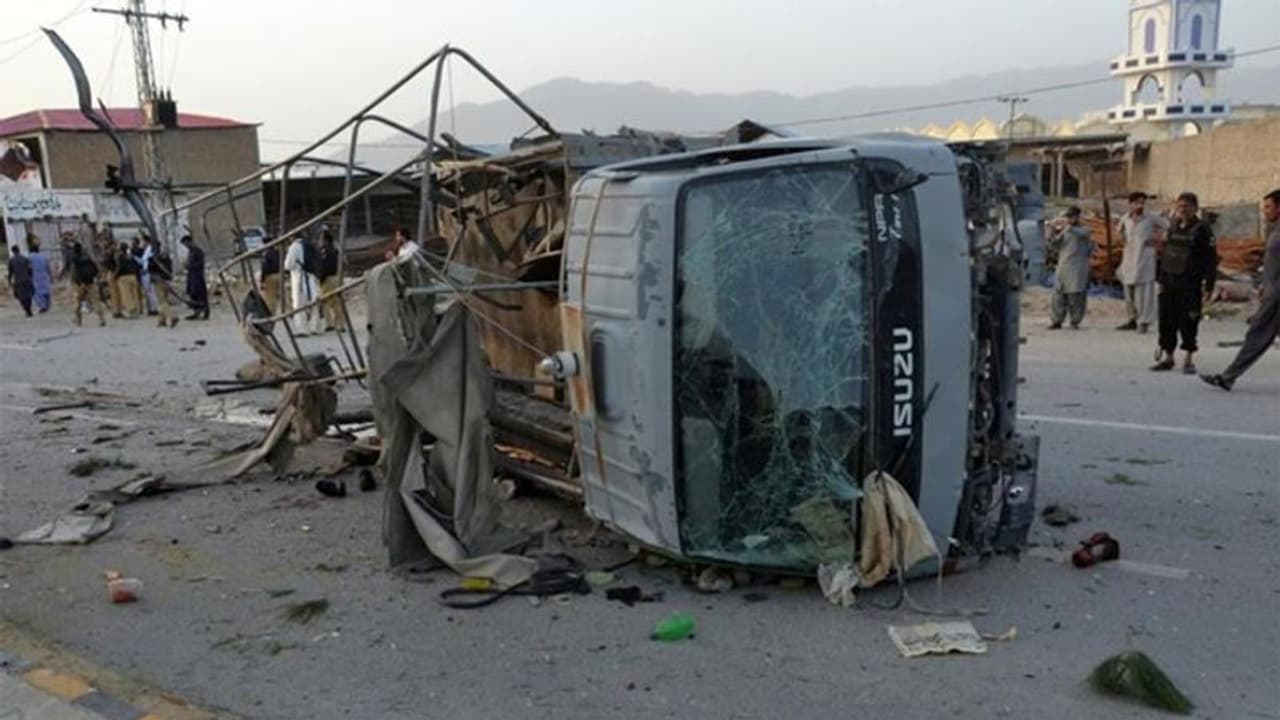 पाकिस्तान में सुरक्षा वाहन पर बंदूकधारियों ने किया हमला, पांच लोगों की मौत पाकिस्तान में सुरक्षा वाहन पर बंदूकधारियों ने किया हमला, पांच लोगों की मौत