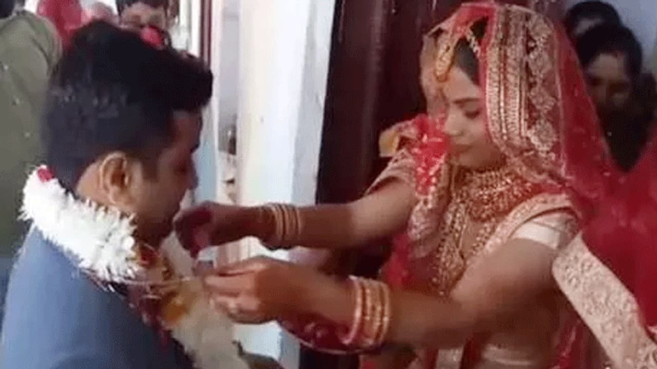 एक शादी ऐसी भी...ना दूल्हा जानता था और ना दुल्हन को पता, फिर भी लेने पड़े 7 फेरे एक शादी ऐसी भी...ना दूल्हा जानता था और ना दुल्हन को पता, फिर भी लेने पड़े 7 फेरे