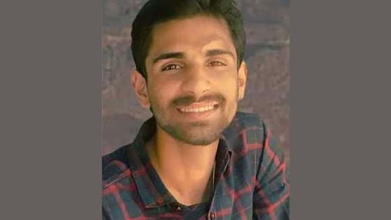 காதல் மனைவி வேறொவருடன் கள்ளத்தொடர்பு..? சதக் சதக் என கொடூரமாக குத்திக்கொன்ற கணவர்..!