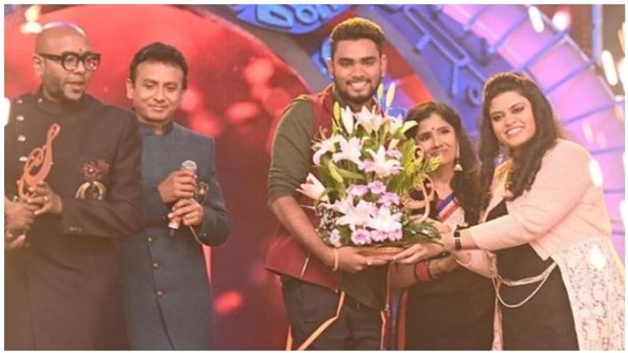 'நியாயமான சங்கீதத்தை எப்பதான் கவுரவிக்கப்போறீங்க சூப்பர் சிங்கர்ஸ்?’...விஜய் டிவியை வெளுக்கும் நடிகை...