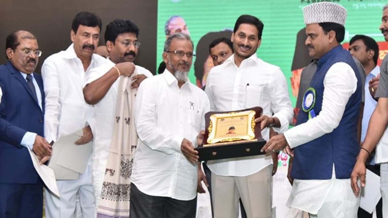 అంబేద్కర్ స్పూర్తి తో సిఎం జగన్ అందరికీ విద్యను అందేలా కృషి చేస్తున్నారు: ఆదిమూలపు సురేష్ అంబేద్కర్ స్పూర్తి తో సిఎం జగన్ అందరికీ విద్యను అందేలా కృషి చేస్తున్నారు: ఆదిమూలపు సురేష్