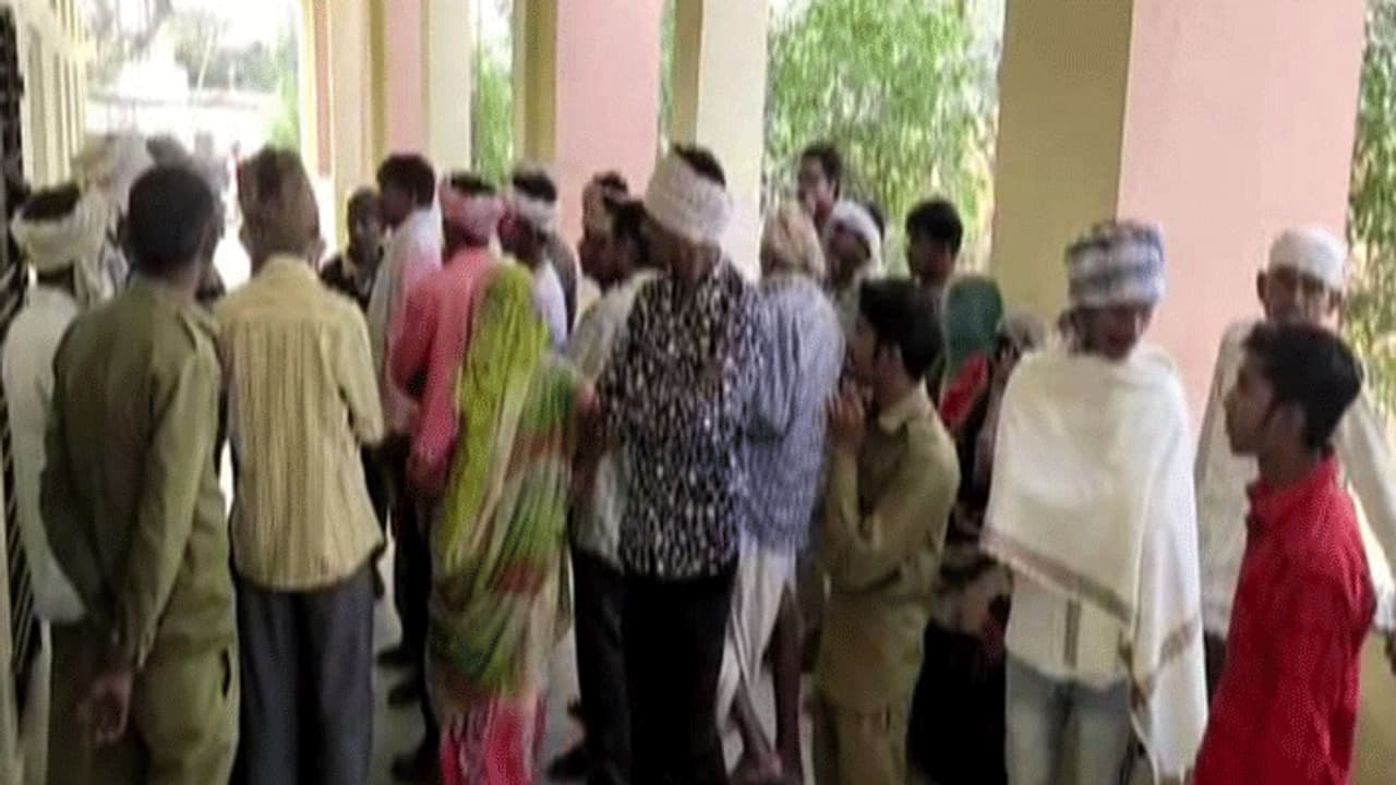 बेटे की हरकतों ने तोड़ दिया पिता का दिल, बात जब बर्दाश्त से बाहर हुई तो बाप ने लगा ली फांसी बेटे की हरकतों ने तोड़ दिया पिता का दिल, बात जब बर्दाश्त से बाहर हुई तो बाप ने लगा ली फांसी