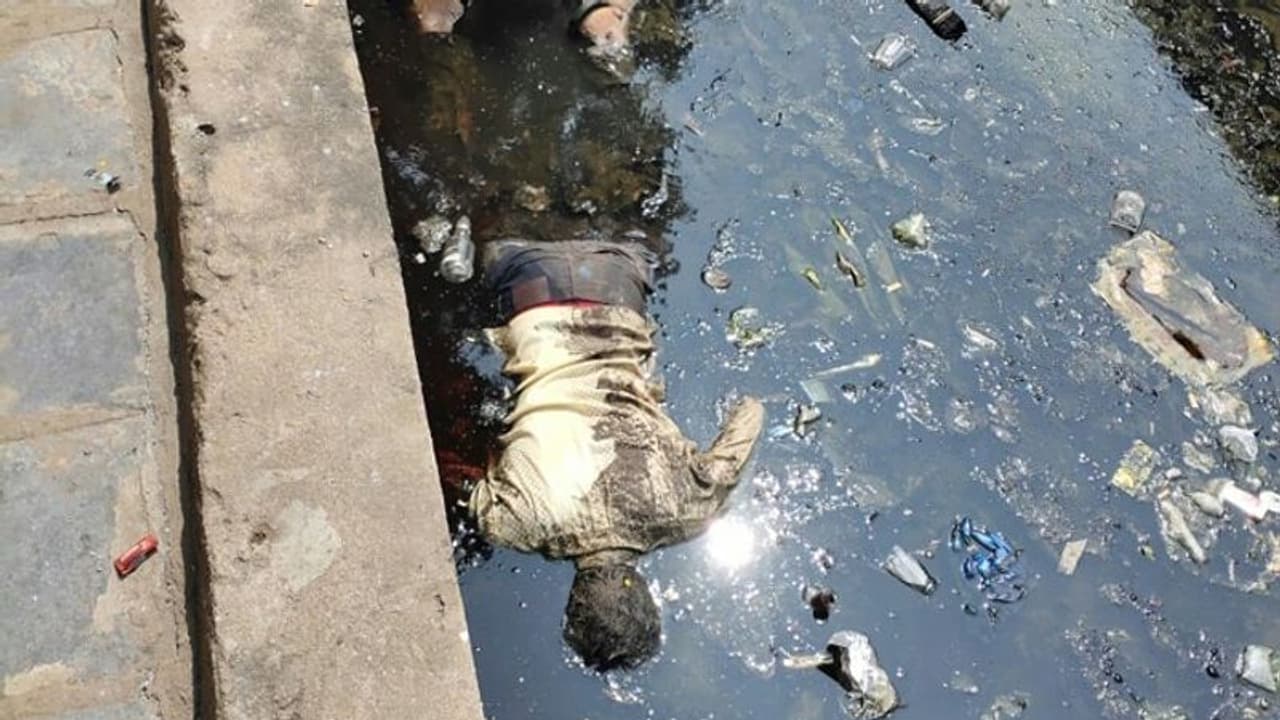 డ్రైనేజిలో గుర్తు తెలియని వ్యక్తి శవం.. షాకైన స్థానికులు