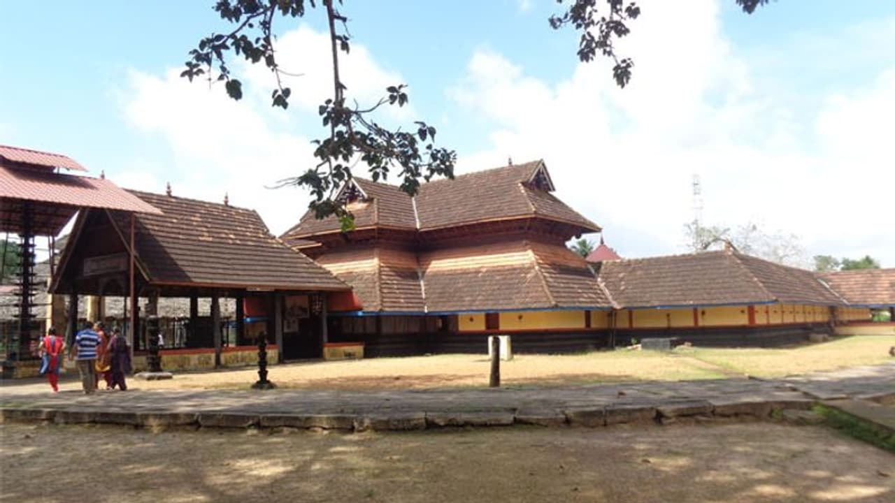 സ്ത്രീകള്ക്ക് പിന്നീട് പ്രവേശനമനുവദിച്ചു, ഇസ്ലാം മതസ്ഥര്ക്ക് വേണ്ടി പ്രത്യേക വാതില്... കേരളത്തിലെ ഈ ക്ഷേത്രത്തെ അറിയാം സ്ത്രീകള്ക്ക് പിന്നീട് പ്രവേശനമനുവദിച്ചു, ഇസ്ലാം മതസ്ഥര്ക്ക് വേണ്ടി പ്രത്യേക വാതില്... കേരളത്തിലെ ഈ ക്ഷേത്രത്തെ അറിയാം