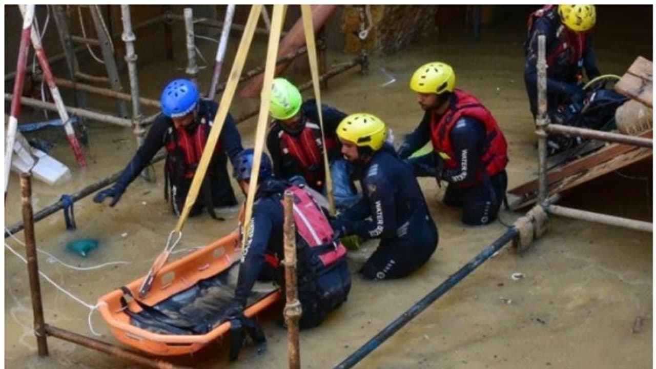 ഒമാനില് കോണ്ക്രീറ്റ് പൈപ്പിനുള്ളില് കുടുങ്ങി ആറ് പ്രവാസി തൊഴിലാളികള് മരിച്ച നിലയില് ഒമാനില് കോണ്ക്രീറ്റ് പൈപ്പിനുള്ളില് കുടുങ്ങി ആറ് പ്രവാസി തൊഴിലാളികള് മരിച്ച നിലയില്