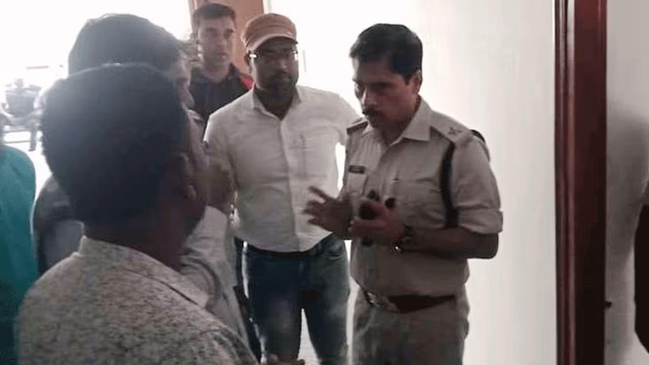 पुलिसवाले को गिराकर की छाती पर चढ़ गए 2 युवक, बोले सरकार ने हमे 3 महीने नियम तोड़ने छूट दी है पुलिसवाले को गिराकर की छाती पर चढ़ गए 2 युवक, बोले सरकार ने हमे 3 महीने नियम तोड़ने छूट दी है