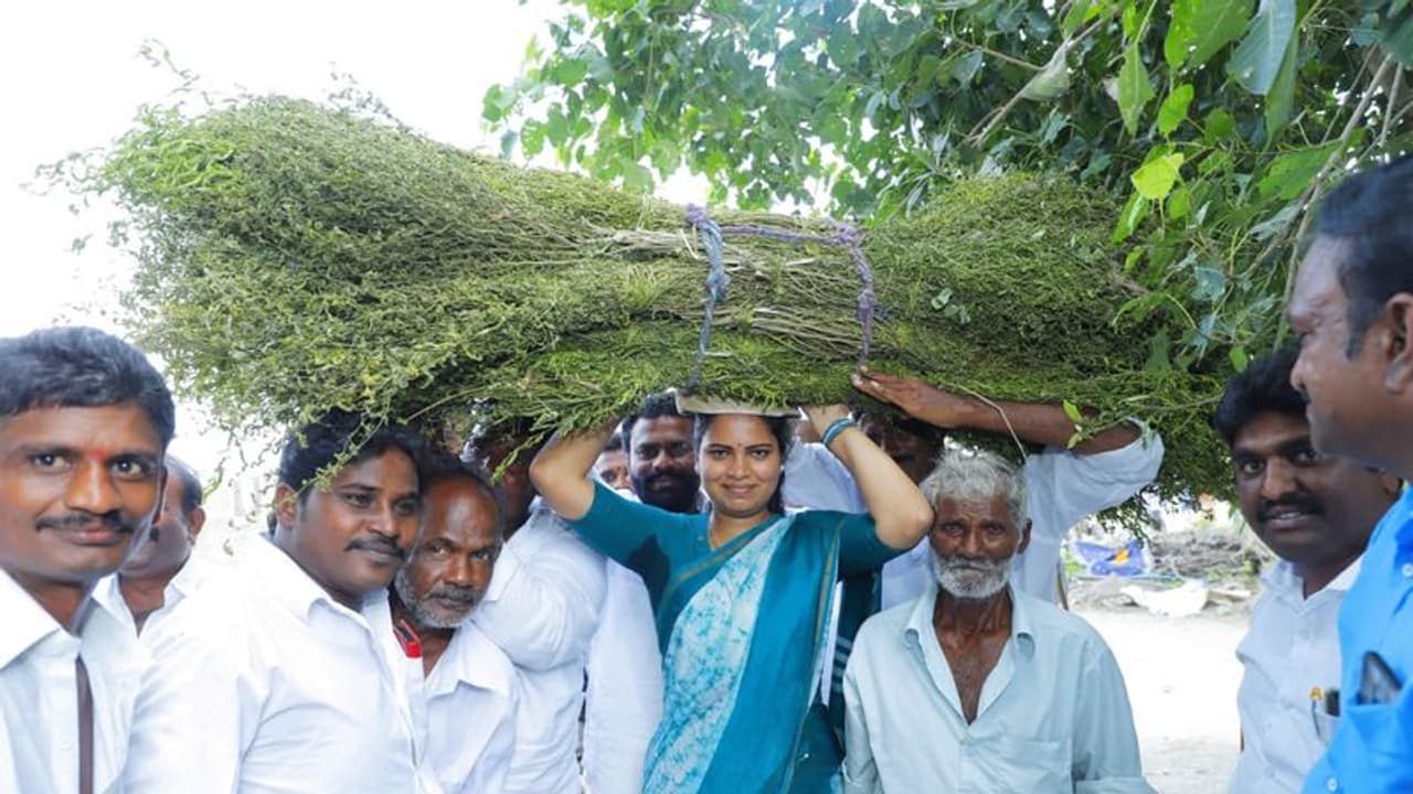క‌ష్టాన్ని చూసి, కారు దిగి.. చీపుర్లను మోసిన వైసీపీ ఎమ్మెల్యే విడదల రజిని