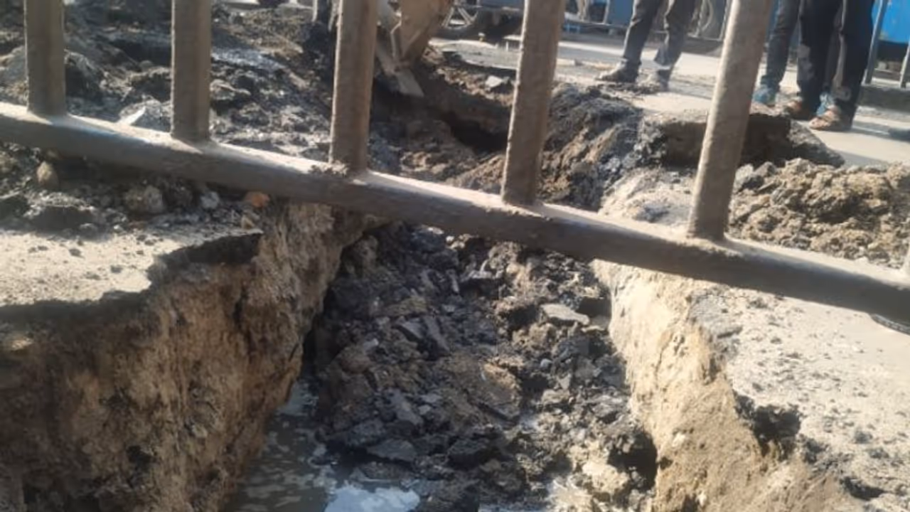 নিকাশি বর্জ্যেই ধস নামছে রাস্তায়, কলকাতায় যে সব পথে বিপদের আশঙ্কা নিকাশি বর্জ্যেই ধস নামছে রাস্তায়, কলকাতায় যে সব পথে বিপদের আশঙ্কা