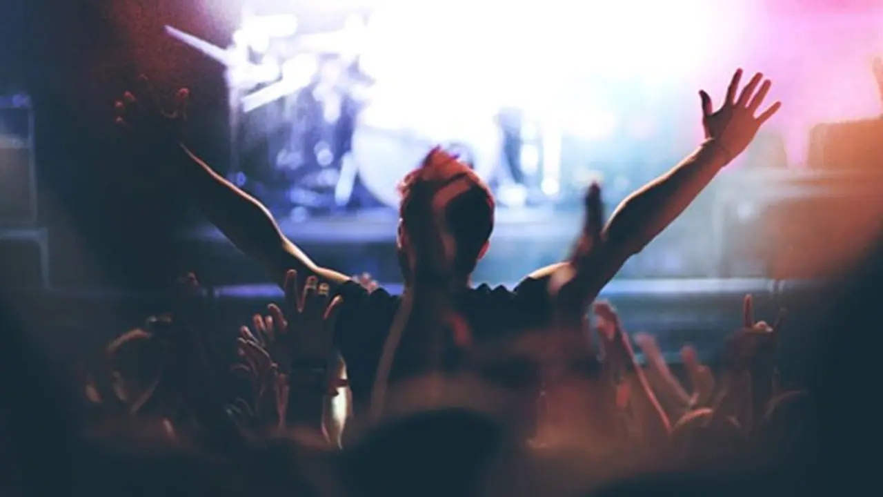 করোনাকে ডোন্ট কেয়ার, পার্কস্ট্রিটের হোটেলে উদ্দাম নেচে হাজতে ৩৭ করোনাকে ডোন্ট কেয়ার, পার্কস্ট্রিটের হোটেলে উদ্দাম নেচে হাজতে ৩৭