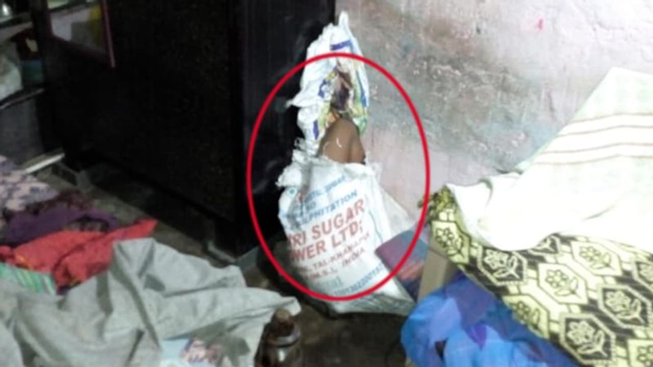 ఎనిమిదేళ్ల బాలిక దారుణహత్య: పక్కింటి వ్యక్తే నిందితుడు..పట్టించిన భార్య ఎనిమిదేళ్ల బాలిక దారుణహత్య: పక్కింటి వ్యక్తే నిందితుడు..పట్టించిన భార్య