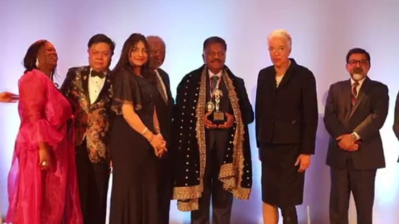 அமெரிக்காவில் அசத்தும் துணைமுதல்வர்... 2 வது முறையாக விருது வாங்கி கெத்து காட்டும் ஓபிஎஸ்..!