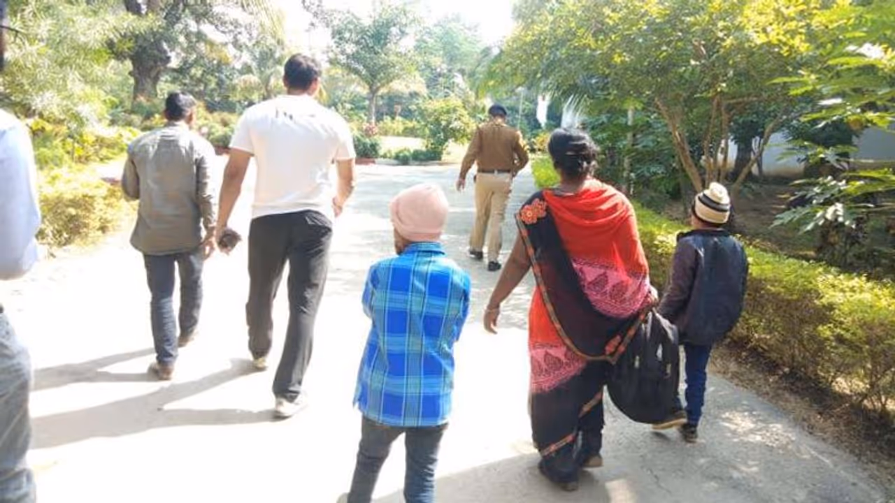 बच्चों को लेकर थाने पहुंची एक मां ने कहा, 'मैं आग लगाकर दे दूंगी जान' बच्चों को लेकर थाने पहुंची एक मां ने कहा, 'मैं आग लगाकर दे दूंगी जान'