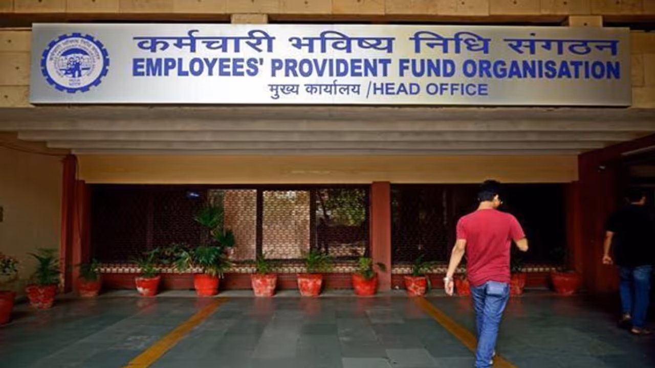 भविष्य के निवेश पर लग सकता है झटका, कम हो सकती है ईपीएफ की दरें