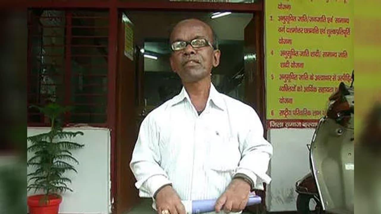 शादी के लिए 9 साल से विभागों के चक्कर लगा रहा 55 साल का ये शख्स, अफसर बोले लड़की ढूंढ़ लाओ शादी के लिए 9 साल से विभागों के चक्कर लगा रहा 55 साल का ये शख्स, अफसर बोले लड़की ढूंढ़ लाओ