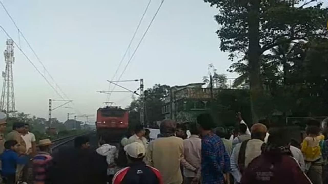 আজিমগঞ্জ নসিপুর রেলব্রিজের দাবিতে ফের আন্দোলন, দফায় দফা ট্রেন অবরোধ মুর্শিদাবাদে আজিমগঞ্জ নসিপুর রেলব্রিজের দাবিতে ফের আন্দোলন, দফায় দফা ট্রেন অবরোধ মুর্শিদাবাদে