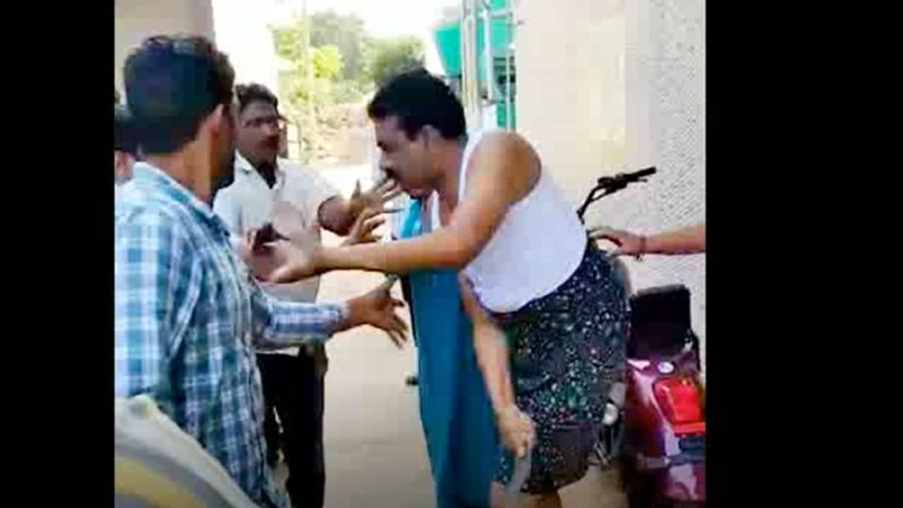 ఉద్యోగాల పేరుతో మోసం... డబ్బులు తిరిగి ఇవ్వమన్నందుకు కత్తిపోట్లు ఉద్యోగాల పేరుతో మోసం... డబ్బులు తిరిగి ఇవ్వమన్నందుకు కత్తిపోట్లు