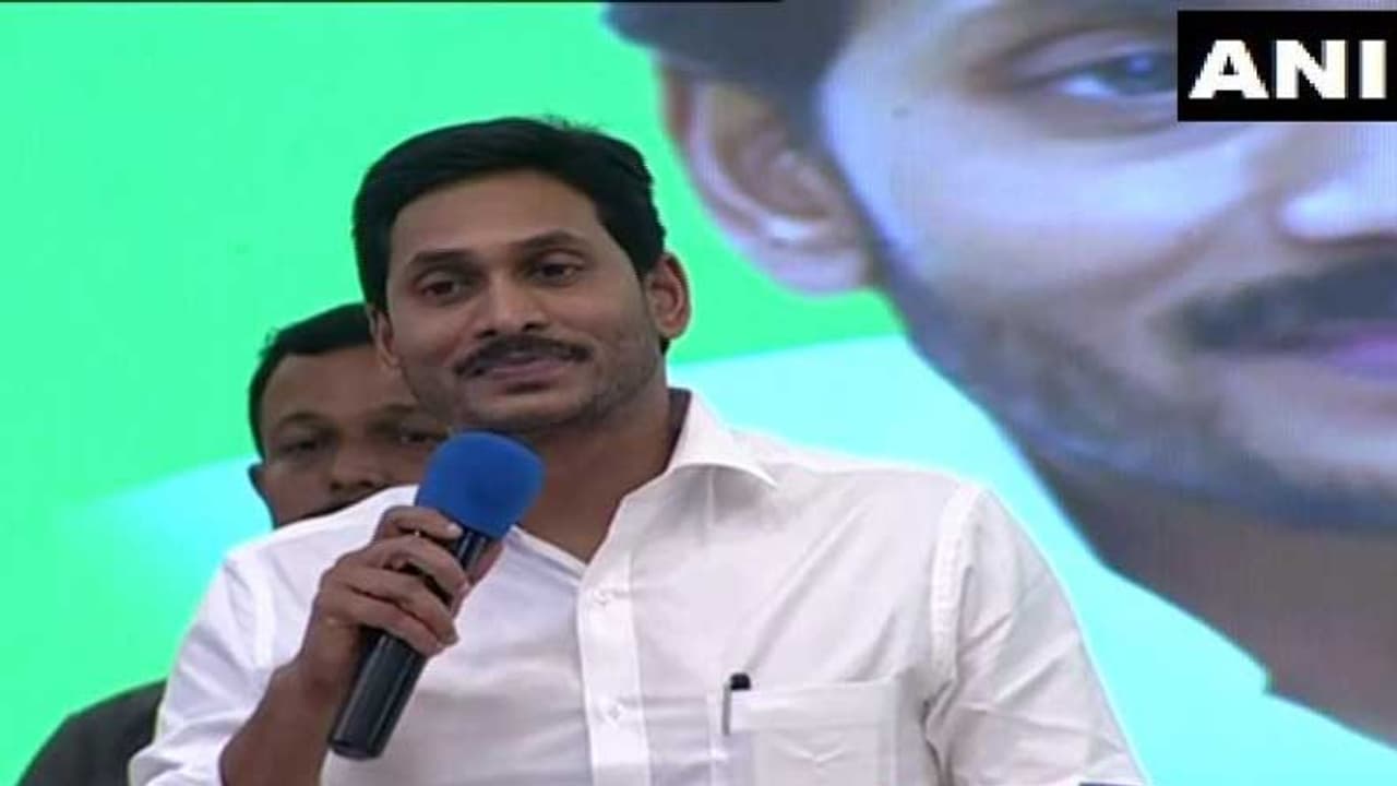 சினிமாவில் ஹீரோ என்கவுண்டர் செய்தால் மட்டும் தான் பாராட்டுவீங்களா..? கொதிக்கும் ஜெகன் மோகன் ரெட்டி..! சினிமாவில் ஹீரோ என்கவுண்டர் செய்தால் மட்டும் தான் பாராட்டுவீங்களா..? கொதிக்கும் ஜெகன் மோகன் ரெட்டி..!