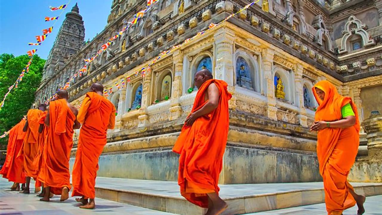 परंपरा: मंदिर की परिक्रमा करते समय कौन सा मंत्र बोलें और किन बातों का ध्यान रखना चाहिए? परंपरा: मंदिर की परिक्रमा करते समय कौन सा मंत्र बोलें और किन बातों का ध्यान रखना चाहिए?