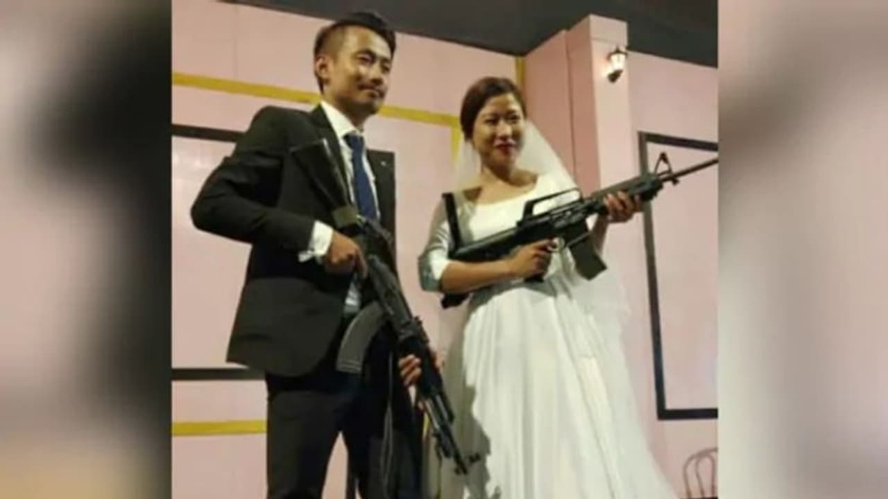 തോക്കേന്തി വരനും വധുവും; നാഗാ വിമത നേതാവിന്റെ മകന്റെ വിവാഹം വിവാദത്തില് തോക്കേന്തി വരനും വധുവും; നാഗാ വിമത നേതാവിന്റെ മകന്റെ വിവാഹം വിവാദത്തില്