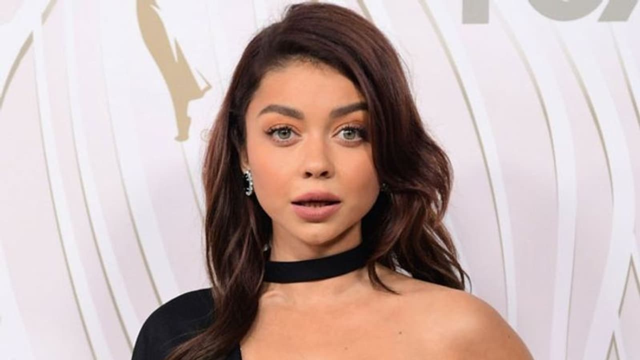 హీరోయిన్ పై అక్కడ చెయ్యేసి ఫోటో... షాకైన ఫ్యాన్స్,కామెంట్ల వర్షం హీరోయిన్ పై అక్కడ చెయ్యేసి ఫోటో... షాకైన ఫ్యాన్స్,కామెంట్ల వర్షం