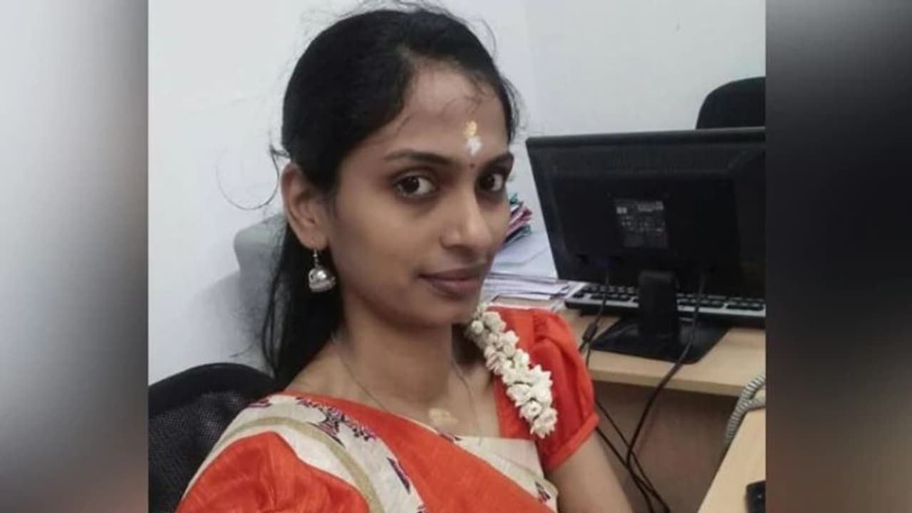 మొన్న శుభశ్రీ, నేడు అనురాధ.... అన్నాడీఎంకే పార్టీ జెండా మీద పడి..