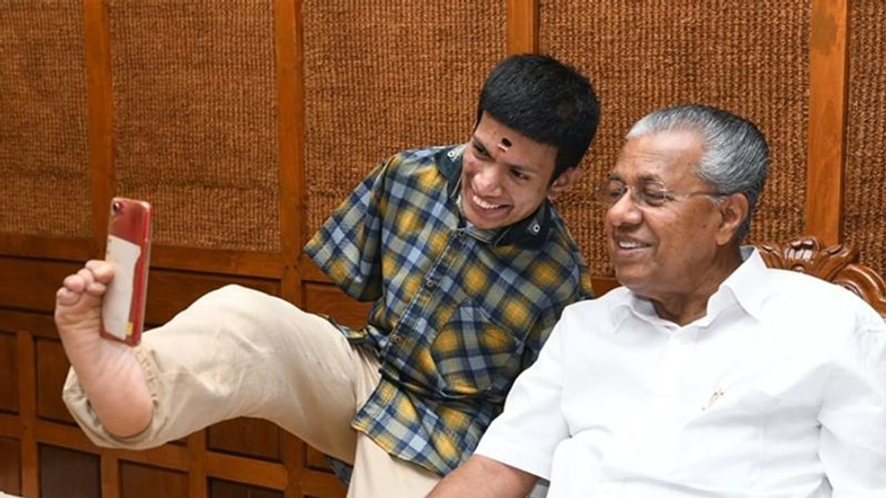 ഇരുകൈകളുമില്ല, ജന്മദിനത്തില് ദുരിതാശ്വാസ നിധിയിലേക്ക് സംഭാവനയുമായി പ്രണവ്; അഭിനന്ദിച്ച് മുഖ്യമന്ത്രി ഇരുകൈകളുമില്ല, ജന്മദിനത്തില് ദുരിതാശ്വാസ നിധിയിലേക്ക് സംഭാവനയുമായി പ്രണവ്; അഭിനന്ദിച്ച് മുഖ്യമന്ത്രി