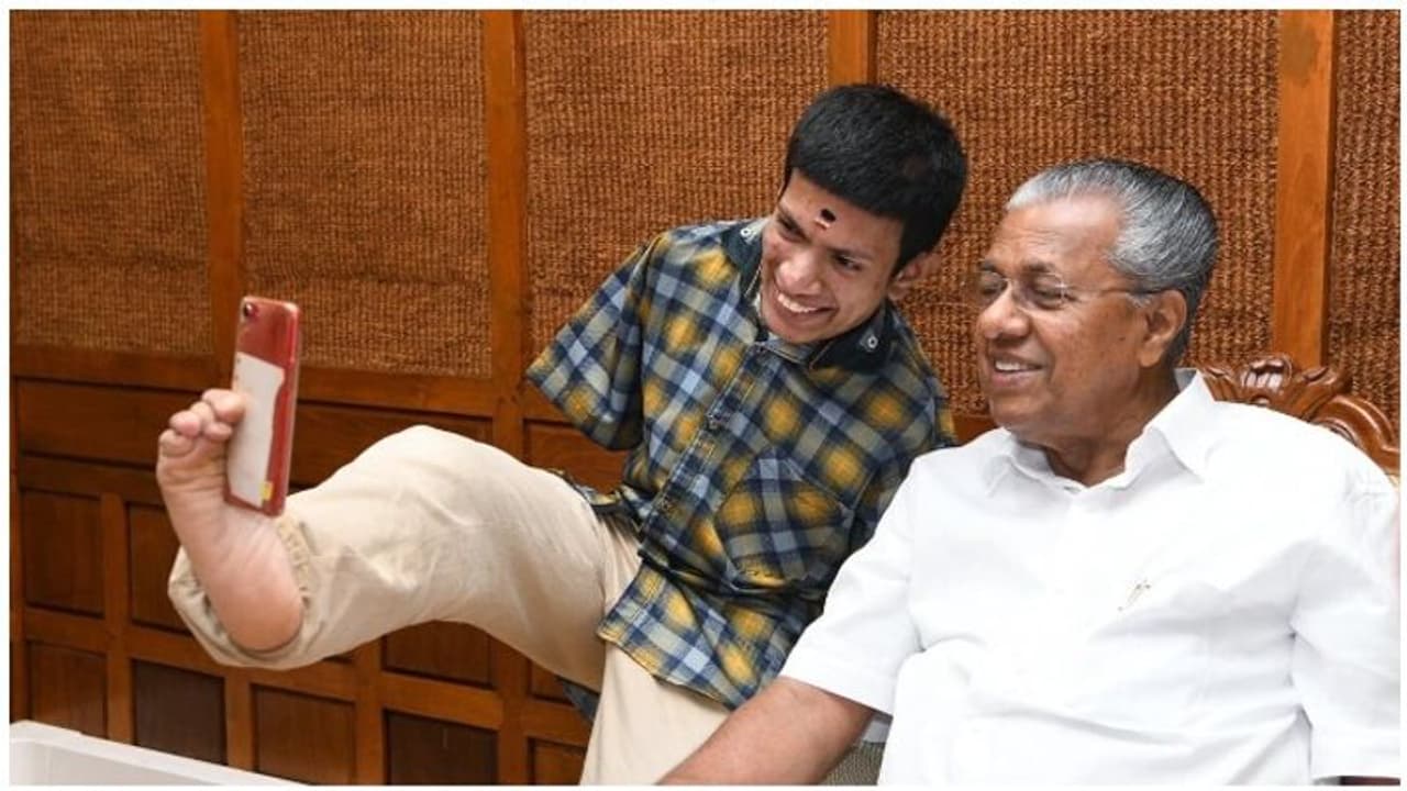 உலகின் ஆகச் சிறந்த செல்ஃபி... ஒரே ஒரு புகைப்படத்தால் உலகக் கவனம் ஈர்த்த கேரள முதலவர்..! உலகின் ஆகச் சிறந்த செல்ஃபி... ஒரே ஒரு புகைப்படத்தால் உலகக் கவனம் ஈர்த்த கேரள முதலவர்..!