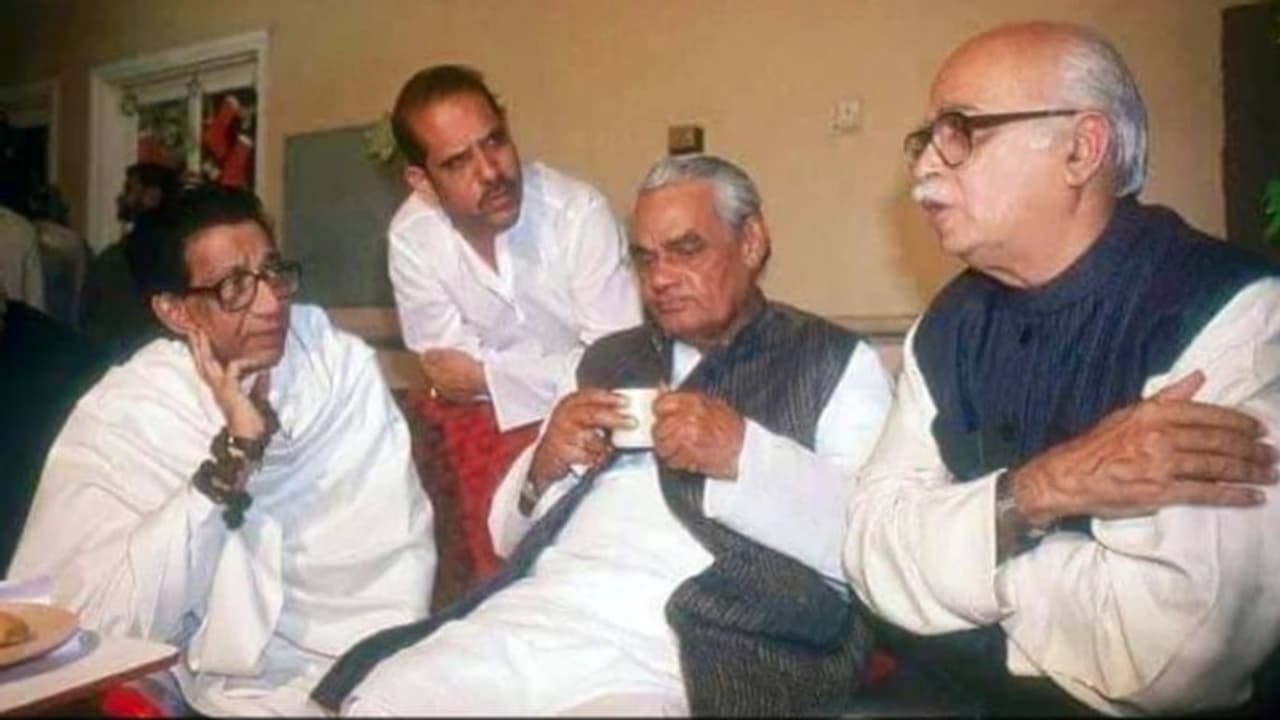 ശിവസേന ബിജെപി സഖ്യത്തകര്ച്ച: 'ബാല് താക്കറെയ്ക്ക് നോവുന്നുണ്ടാകും'; പഴയകാല ചിത്രം പങ്കുവച്ച് ഗിരിരാജ് സിംഗ് ശിവസേന ബിജെപി സഖ്യത്തകര്ച്ച: 'ബാല് താക്കറെയ്ക്ക് നോവുന്നുണ്ടാകും'; പഴയകാല ചിത്രം പങ്കുവച്ച് ഗിരിരാജ് സിംഗ്