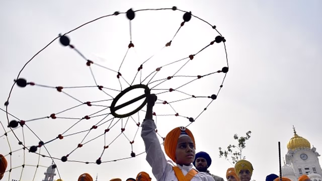Guru Nanak Jayanti 2021: কেন কার্তিক পূর্ণিমায় পালিত হয় গুরু নানক জয়ন্তী, জেনে এই উৎসবের নেপথ্যের কাহিনি