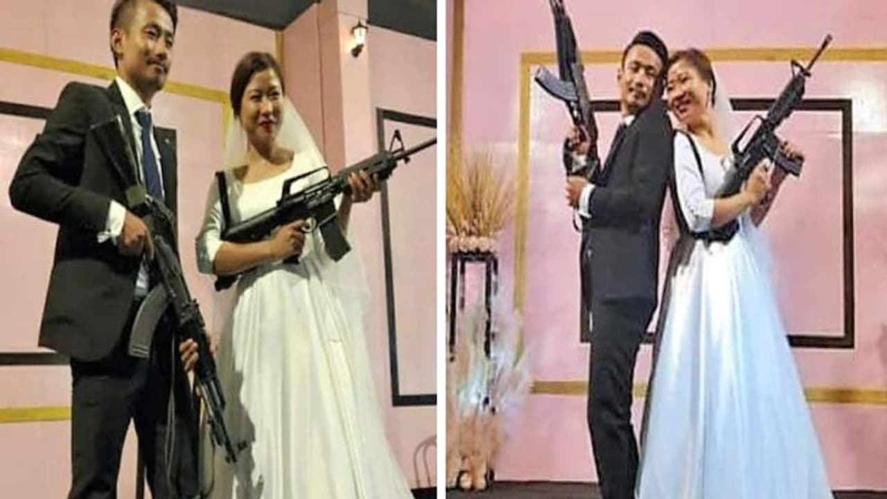 Horror Wedding: हाथों में राइफल लेकर खड़े थे दूल्हा दुल्हन, दूर से देख भाग खड़े हुए मेहमान Horror Wedding: हाथों में राइफल लेकर खड़े थे दूल्हा दुल्हन, दूर से देख भाग खड़े हुए मेहमान