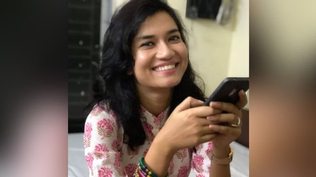 আইটি কোম্পানির চাকরি ছেড়ে, বঙ্গ তনয়া মঞ্জুসা আজ সফল স্ট্য়ান্ড আপ কমেডিয়ান আইটি কোম্পানির চাকরি ছেড়ে, বঙ্গ তনয়া মঞ্জুসা আজ সফল স্ট্য়ান্ড আপ কমেডিয়ান