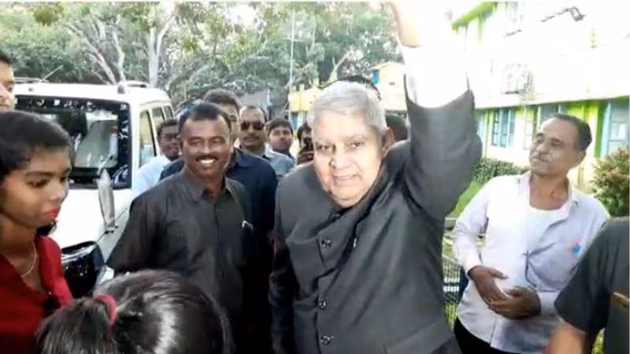 আচমকা সিঙ্গুরে হাজির রাজ্যপাল, শিল্পের দাবিতে সরব হলেন কৃষকরা আচমকা সিঙ্গুরে হাজির রাজ্যপাল, শিল্পের দাবিতে সরব হলেন কৃষকরা