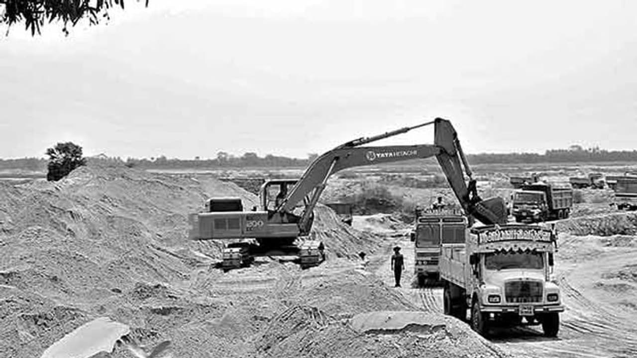 13 மாவட்டங்களில் சவுடு மண் அள்ள தடை..!! தானாக முன்வந்து விசாரிக்க நீதமன்றம் முடிவு..!! 13 மாவட்டங்களில் சவுடு மண் அள்ள தடை..!! தானாக முன்வந்து விசாரிக்க நீதமன்றம் முடிவு..!!