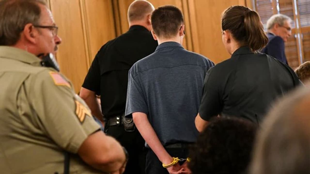 ക്ലാസ്മുറികളിലെ അക്രമങ്ങൾ കൂടുന്നു; 'സ്കൂള് ഷൂട്ടര്'മാര്ക്കെല്ലാം ഈ പൊതുസ്വഭാവം ക്ലാസ്മുറികളിലെ അക്രമങ്ങൾ കൂടുന്നു; 'സ്കൂള് ഷൂട്ടര്'മാര്ക്കെല്ലാം ഈ പൊതുസ്വഭാവം