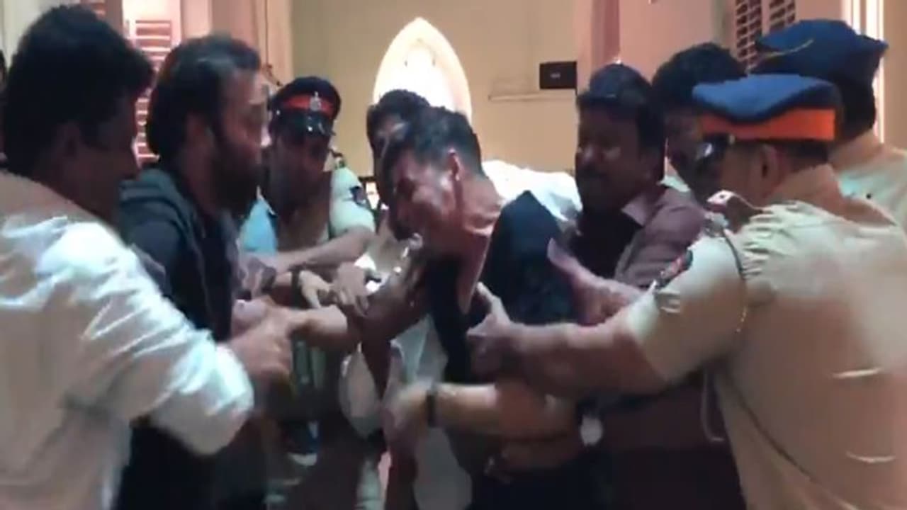 শ্যুটিং সেটেই ধস্তাধস্তি মারপিঠ, অক্ষয় রোহিতের হাতাহাতির ভিডিও মুহুর্তে ভাইরাল শ্যুটিং সেটেই ধস্তাধস্তি মারপিঠ, অক্ষয় রোহিতের হাতাহাতির ভিডিও মুহুর্তে ভাইরাল