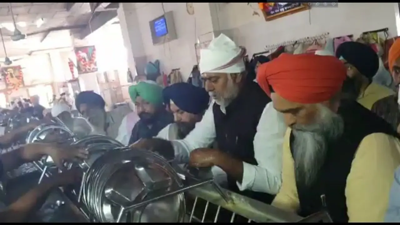 পবিত্র এই দিনে বাসন মাজলেন মোদীর মন্ত্রী, ছড়াল ভিডিও