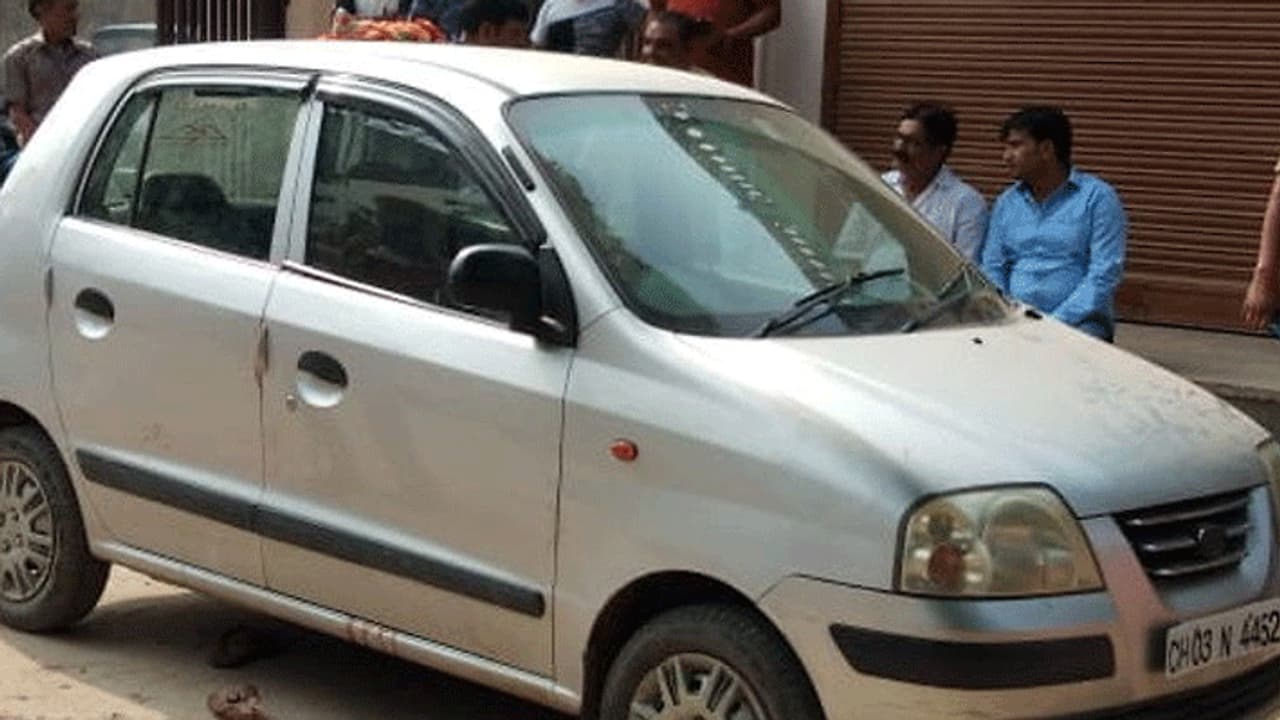 कार के अंदर लड़का और लड़की को इस हाल में देख डर गए लोग, कोई भागा तो किसी ने पुलिस को बुलाया कार के अंदर लड़का और लड़की को इस हाल में देख डर गए लोग, कोई भागा तो किसी ने पुलिस को बुलाया