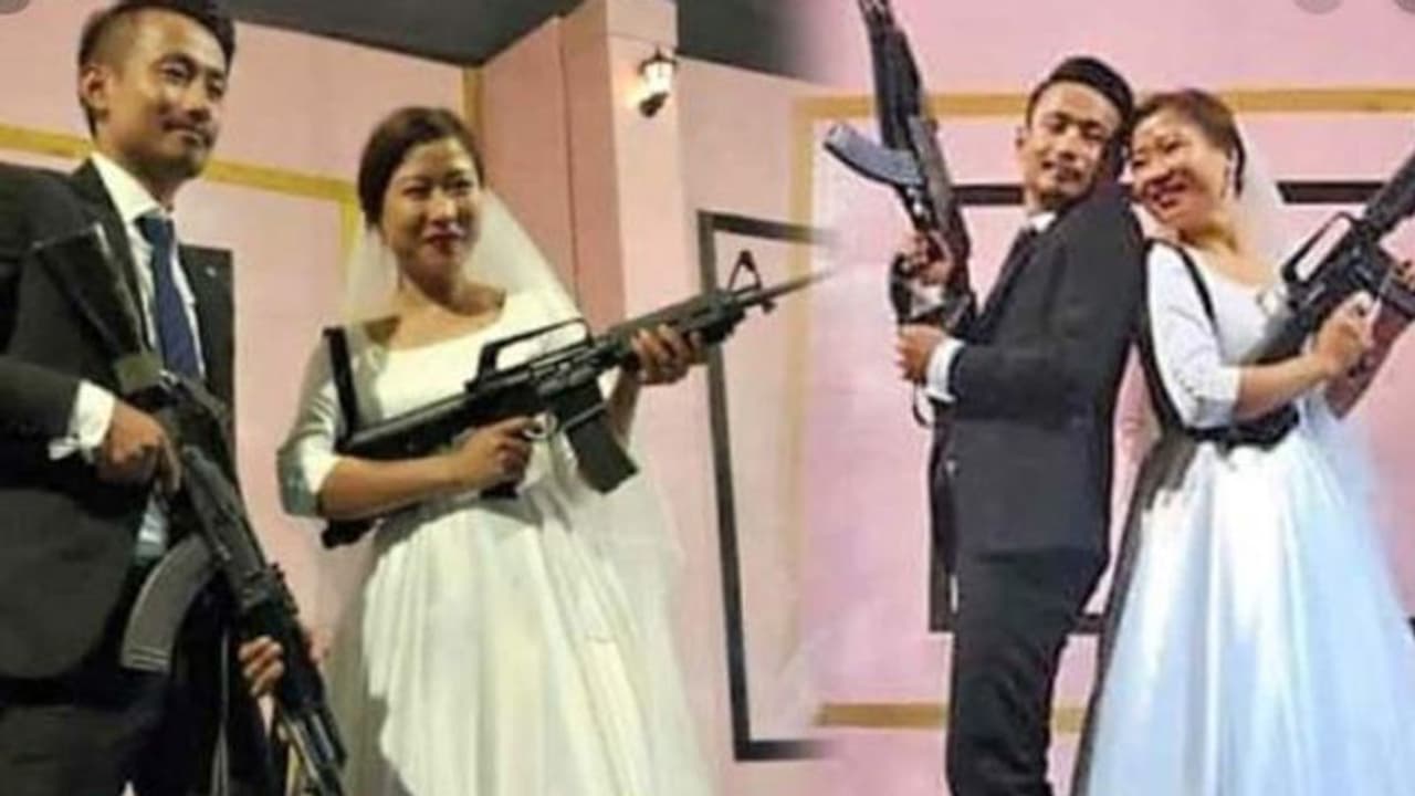 വിവാഹവേദിയിൽ എകെ 56 തോക്കുമായി ഫോട്ടോയ്ക്ക് പോസ് ചെയ്ത് വധൂവരന്മാർ വിവാഹവേദിയിൽ എകെ 56 തോക്കുമായി ഫോട്ടോയ്ക്ക് പോസ് ചെയ്ത് വധൂവരന്മാർ