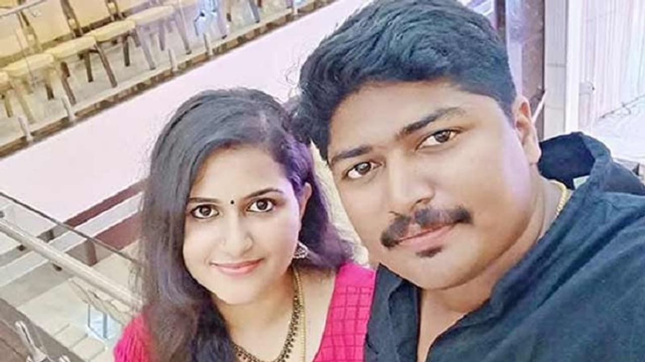 கார் விபத்தில் சிக்கி பலியான அரசு அதிகாரி தம்பதி !! நடந்ததை அறியாமல் கதறி அழும் 2 வயது குழந்தை !! கார் விபத்தில் சிக்கி பலியான அரசு அதிகாரி தம்பதி !! நடந்ததை அறியாமல் கதறி அழும் 2 வயது குழந்தை !!