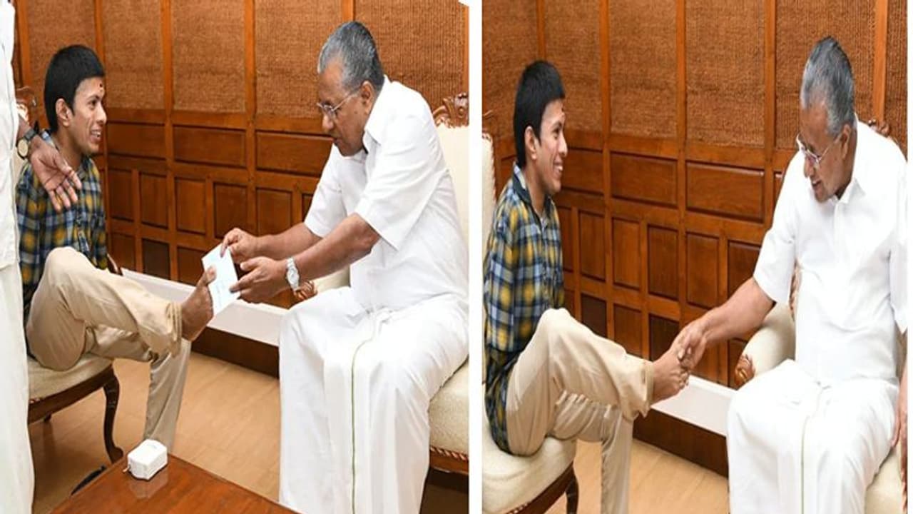 पैरों से पेटिंग करने वाले दिव्यांग ने की बाढ़ पीड़ितों की मदद, जन्मदिन पर दान में CM को दिया चेक पैरों से पेटिंग करने वाले दिव्यांग ने की बाढ़ पीड़ितों की मदद, जन्मदिन पर दान में CM को दिया चेक