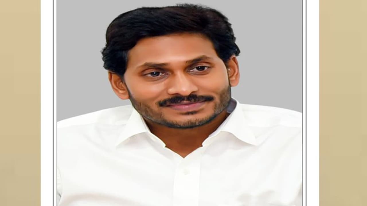 సీఎం జగన్‌కు సంబంధించి ఈ రెండు ఫొటోలే వాడాలి: ప్రభుత్వం ఆదేశం