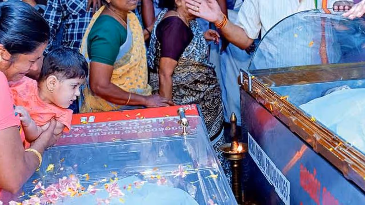 ஃபிரீஸர் பாக்ஸ்க்குள் பிணமாக அப்பா… அம்மா… அழுது புலம்பும் உறவினர்கள் … பாட்டி கதறுவதைப் பார்த்து பயத்தில் அழும் குழந்தை.. கேரளாவின் பெரும் சோகம் !!