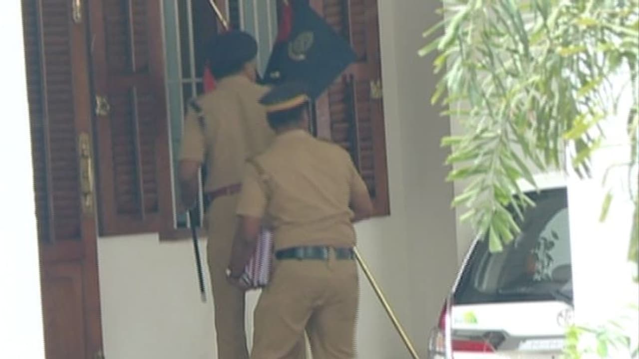 തലസ്ഥാനത്ത് ഗുണ്ടകളുടെ 'പാർട്ടി'; സിസിടിവി ദൃശ്യം ആവശ്യപ്പെട്ട എസ്പിക്ക് സ്ഥലംമാറ്റം തലസ്ഥാനത്ത് ഗുണ്ടകളുടെ 'പാർട്ടി'; സിസിടിവി ദൃശ്യം ആവശ്യപ്പെട്ട എസ്പിക്ക് സ്ഥലംമാറ്റം