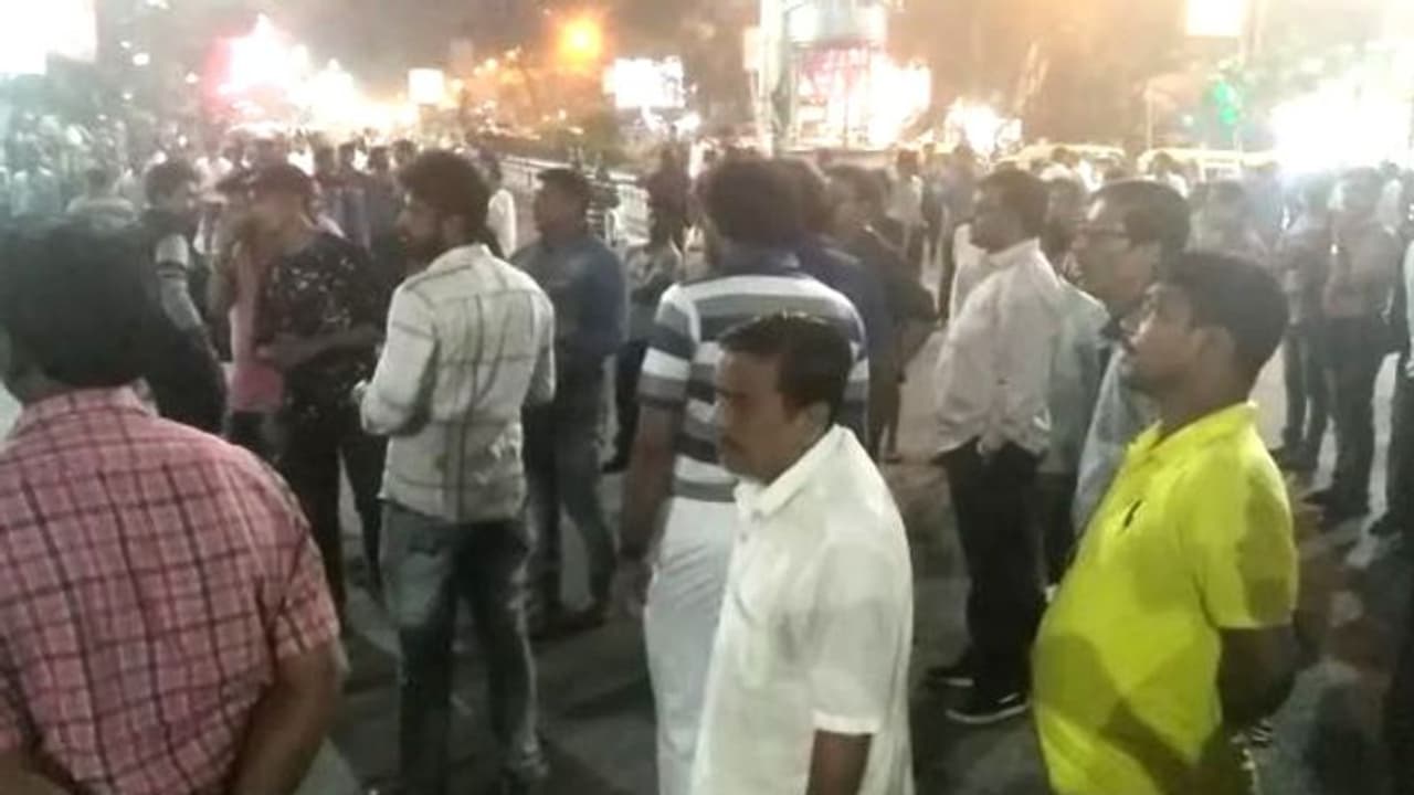 ঘাসফুলের ঘরের কোন্দল রাস্তায়, 'শোভন মালার' দ্বন্দ্বে বন্ধ রাসবিহারী মোড় ঘাসফুলের ঘরের কোন্দল রাস্তায়, 'শোভন মালার' দ্বন্দ্বে বন্ধ রাসবিহারী মোড়