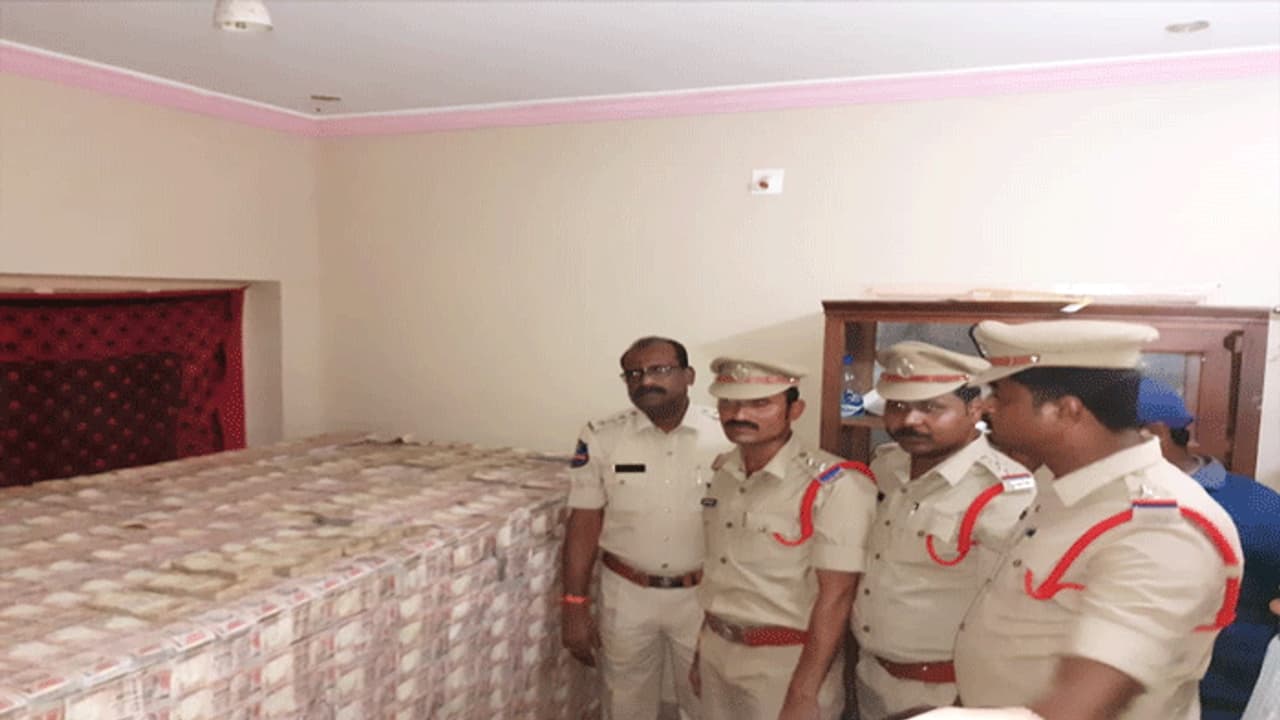 ఖమ్మంలో కలకలం.. రద్దైన పాత నోట్ల డంప్ సీజ్