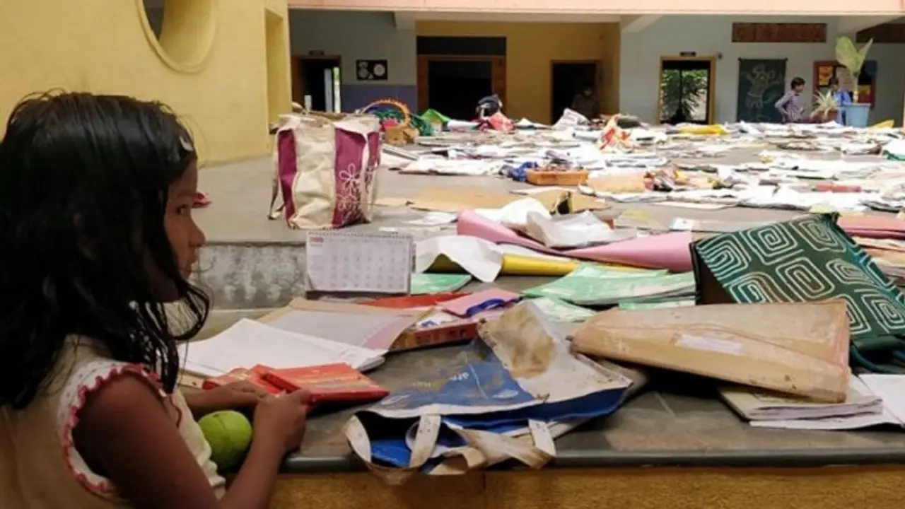 ಶಾಲಾ ಆವರಣಕ್ಕೂ ಕೆರೆ ನೀರು, ತೇಲಿ ಹೋದ ಪುಸ್ತಕಗಳು..! ಶಾಲಾ ಆವರಣಕ್ಕೂ ಕೆರೆ ನೀರು, ತೇಲಿ ಹೋದ ಪುಸ್ತಕಗಳು..!