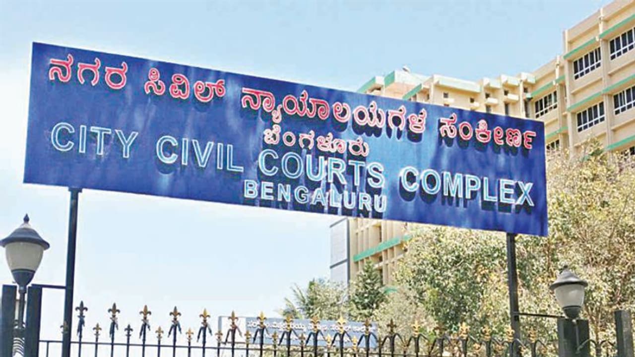 ನ್ಯಾಯಾಲಯದಲ್ಲಿ ಡ್ರೆಸ್ ಕೋಡ್ ಕಡ್ಡಾಯ ನ್ಯಾಯಾಲಯದಲ್ಲಿ ಡ್ರೆಸ್ ಕೋಡ್ ಕಡ್ಡಾಯ